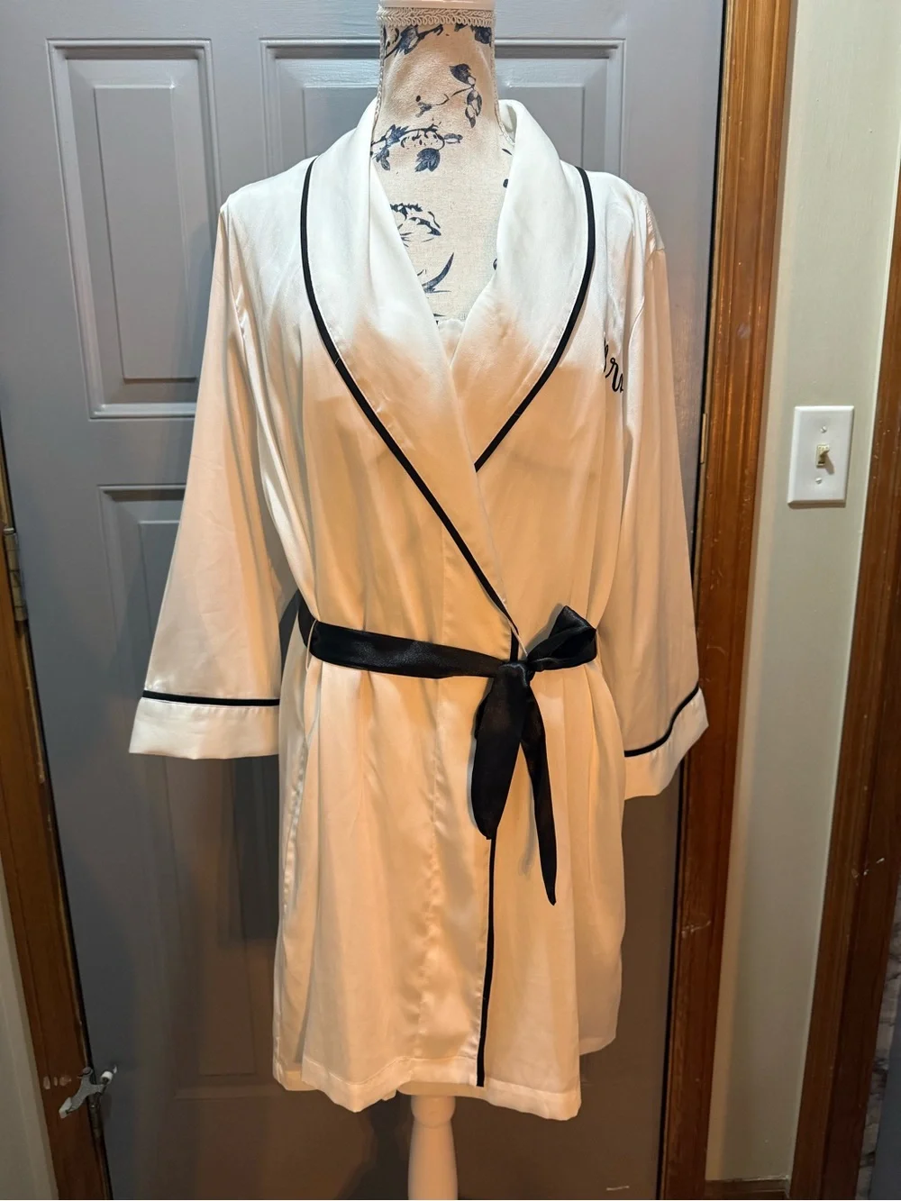 Kate Spade 2piece set- Mrs. bridal nightgown/robe -white with black piping (xl)